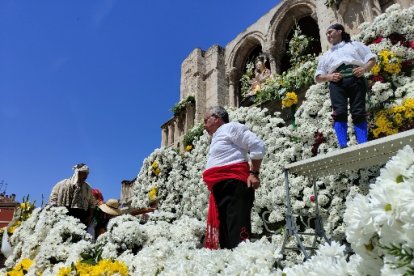 Ofrenda floral a los pies de la Catedral de Burgos. ECB