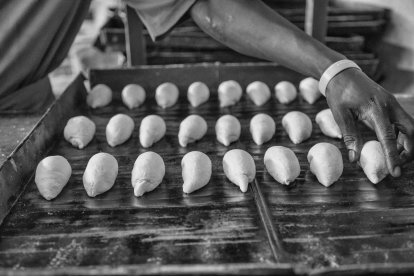 Eduardo Margareto / ICAL. Samuel RUMAZI y Mortima BARITIMA, controlan el proceso del azúcar de caña