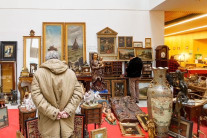 El Fórum de Burgos acoge la XVII Feria de Antigüedades. SANTI OTERO