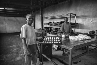 Eduardo Margareto / ICAL. Preparando la masa del pan para hornearlo
