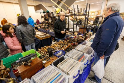 El Fórum de Burgos acoge la XVII Feria de Antigüedades. SANTI OTERO