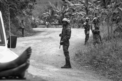 Eduardo Margareo / ICAL. Cascos azules vigilan la N2 a la salida de Goma. Tienen prohibido ir más allá por que es una zona peligrosa.