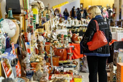 El Fórum de Burgos acoge la XVII Feria de Antigüedades. SANTI OTERO