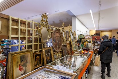 El Fórum de Burgos acoge la XVII Feria de Antigüedades. SANTI OTERO