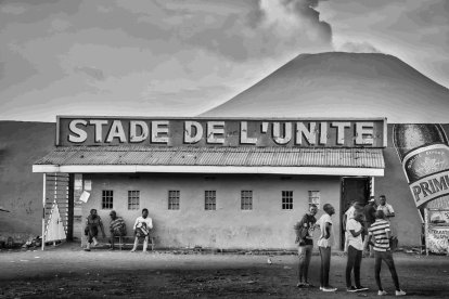 Eduardo Margareto / ICAL. Vivir en Goma no es fácil. A la perenne pobreza y la violencia que mortifica el África de los Grandes Lagos, se une la amenaza de un volcán vivo, el Nyiragongo