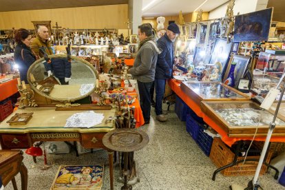 El Fórum de Burgos acoge la XVII Feria de Antigüedades. SANTI OTERO