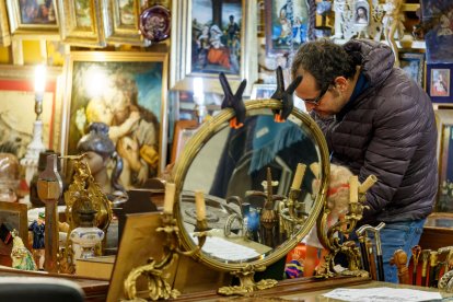 El Fórum de Burgos acoge la XVII Feria de Antigüedades. SANTI OTERO