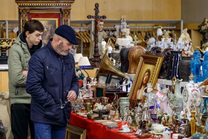 El Fórum de Burgos acoge la XVII Feria de Antigüedades. SANTI OTERO