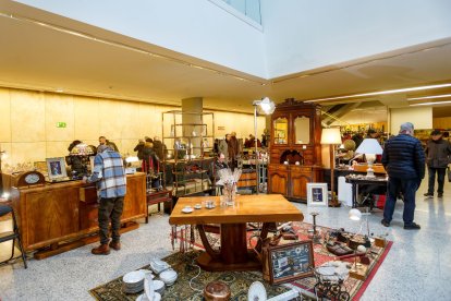 El Fórum de Burgos acoge la XVII Feria de Antigüedades. SANTI OTERO