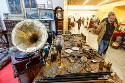 El Fórum de Burgos acoge la XVII Feria de Antigüedades. SANTI OTERO