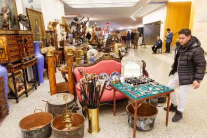 El Fórum de Burgos acoge la XVII Feria de Antigüedades. SANTI OTERO