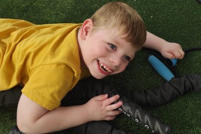 Lucas, el hijo de Conchi, tiene síndrome de Angelman. ECB