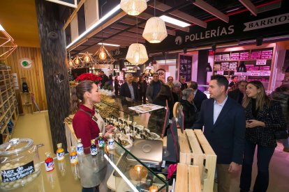 El alcalde, Daniel de la Rosa, charla con la responsable de Tierra de Granel, en el Mercado de Gamonal. TOMÁS ALONSO