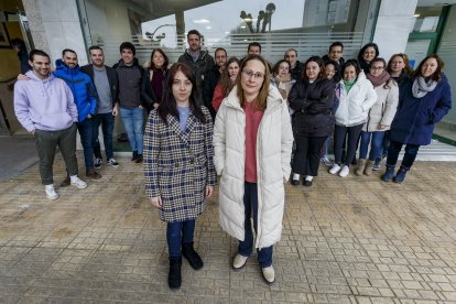 Anastasiia e Iryna con el equipo de atención de Accem en Burgos. SANTI OTERO