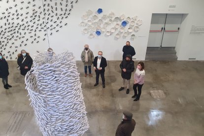 La alcaldesa y el concejal de Juventud inauguraron hoy el nuevo espacio junto al director de la Escuela de Cerámica y artista, Miguel Martínez Delso.