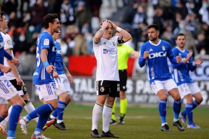 Juanma se lamenta tras lanzar el penalti fuera. TOMÁS ALONSO