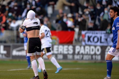 Juanma se lamenta tras lanzar el penalti fuera. TOMÁS ALONSO