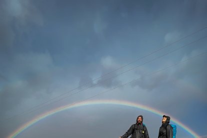 Un arcoiris recibe a la familia en la provincia burgalesa. VAGABOOM