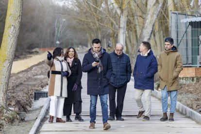 El alcalde y la presidenta del distrito Oeste, Marga Arroyo, durante la visita a las obras. SANTI OTERO