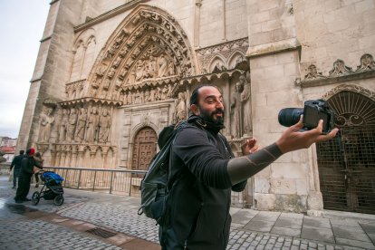 El youtuber se graba por la calles de la capital burgalesa. TOMÁS ALONSO