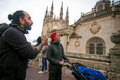 Demis y su suegro observan la Catedral. TOMÁS ALONSO
