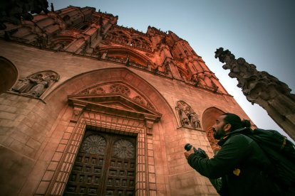 El creador de contenido graba a los pies de la Catedral. TOMÁS ALONSO