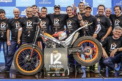 Toni Bou y todo el equipo Repsol-Montesa Honda, en el podio de Inglaterra este domingo.