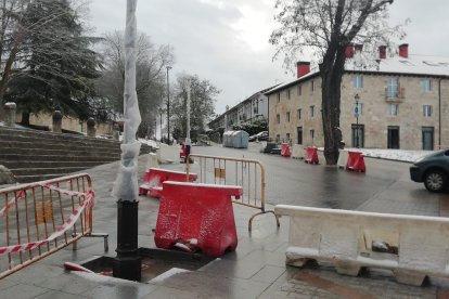 La empresa sí ha retranqueado la siguiente farola, más cercana al Arco de San Martín y al giro de subida desde la calle Santa Águeda. J. G. L.