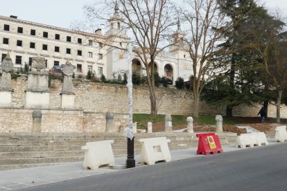 Farola al borde de la carretera en Fernán González. J. G. L.
