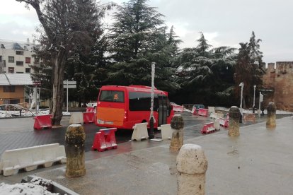 El autobús de la línea del centro histórico pasa a pocos centímetros de la farola que han colocado pegada a la carretera y sin bordillos. J. G. L.
