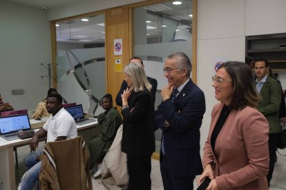 La consejera María González con Belén Martín, de Caixabank, y el delegado de la Junta, Roberto Saiz.