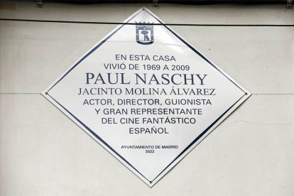 La placa que homenajea a Naschy en el número 70 de la calle Alberto Aguilera.