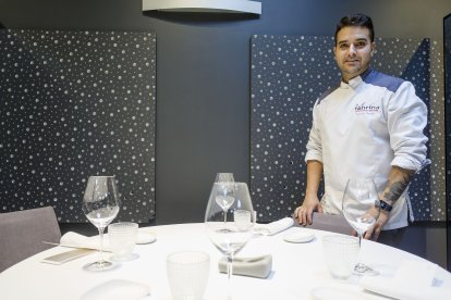 Ricardo Temiño en un rincón de la sala de su restaurante. SANTI OTERO