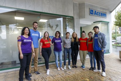 Foto de parte del equipo de más de 60 personas que trabajan o ejercen voluntariado en Accem de Burgos. SANTI OTERO