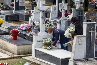 Un día de Todos los Santos en el cementerio de San José de Burgos. SANTI OTERO