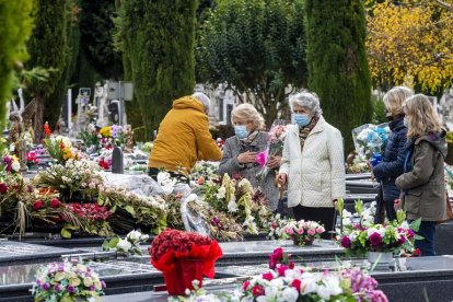 Un día de Todos los Santos en el cementerio de San José de Burgos. SANTI OTERO