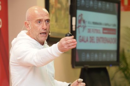 Julián Calero intervino en el Día del Entrenador hablando de liderazgo y motivación en una ponencia dirigida a alrededor de 300 entrenadores de la comunidad.
