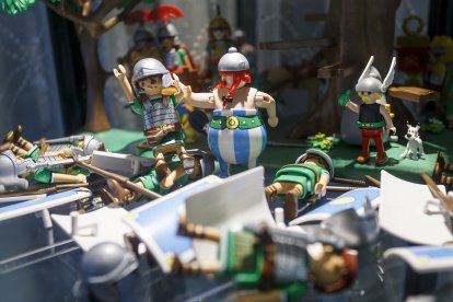 Astérix y Obélix se pelean con un grupo de romanos. OTERO