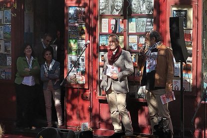 Los autores Ismael Ali Unzaga (con el micrófono) y Fernando Liborio Soto. ECB