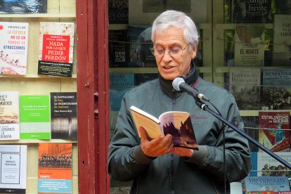 El escritor y dramaturgo burgalés Jesús Carazo leyó algunas páginas de su novela 'La tentación'. ECB