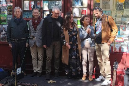 La librera, junto a algunos de los escritores invitados. ECB
