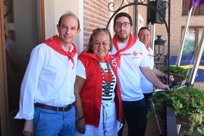 La jornada festiva dio comienzo con la acogida en la Plaza Mayor, seguida del chupinazo desde el balcón del Ayuntamiento, con la presencia de autoridades de la localidad.