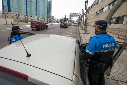 Los agentes se montan en el vehículo camuflado para iniciar el operativo. TOMÁS ALONSO