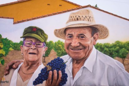 ‘Los abuelos Chicharra’: mural situado en Iniesta, Cuenca. CHRISTIAN SASA.