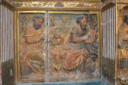 Varios relieves presentan roturas o desencolados