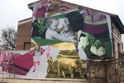 Complejo mural en una pared medianera de una vivienda unifamiliar. CHRISTIAN SASA.