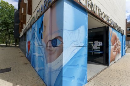 Su última obra, aún en proceso, da vida a las puertas de acceso al centro de salud de Santa Clara. FOTOS: © ECB / SANTI OTERO