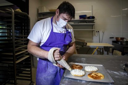 Un pastelero de pastelería Dieste prepara el dulce burgalés por excelencia. FOTOS: © ECB / SANTI OTERO