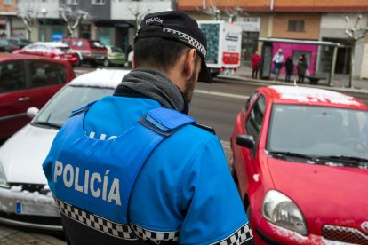 Los agentes consultan la documentación de uno de los vehículos parados en el último de los controles realizado. TOMÁS ALONSO