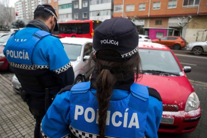 Los agentes delante de uno de los vehículos parados en el último de los controles realizado. TOMÁS ALONSO
